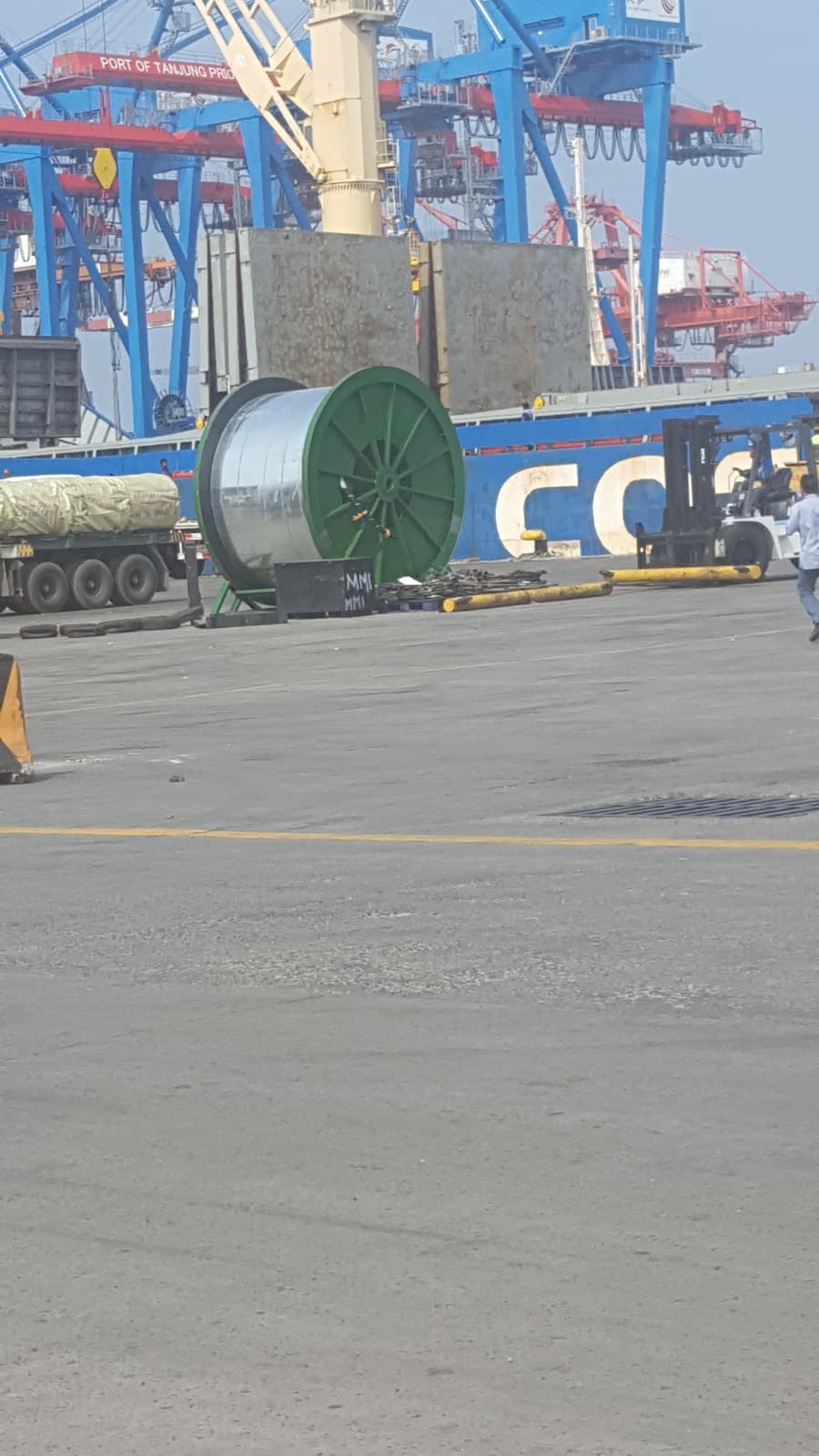 Drum kabel besar di area dermaga peti kemas