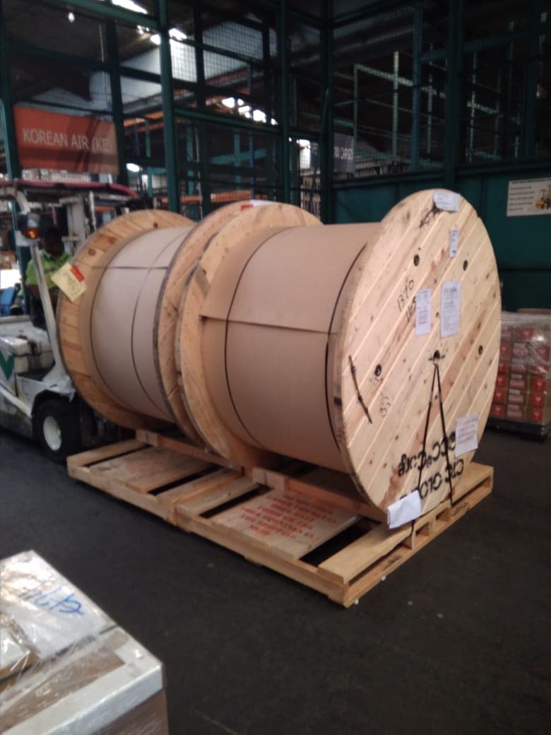 Dua drum kabel kayu siap kirim di dalam gudang