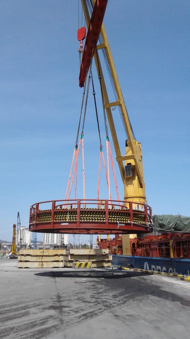 Crane mengangkat gulungan kabel dari area dermaga
