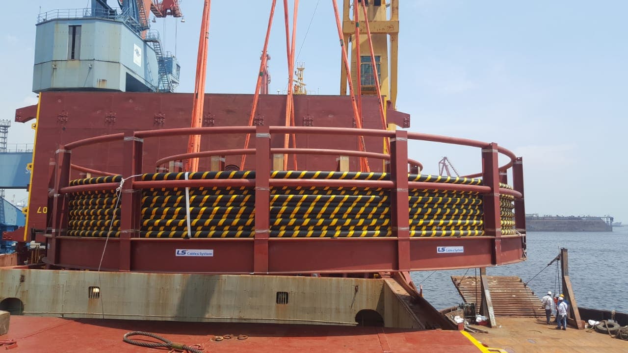 Pengangkatan gulungan kabel ke atas kapal dengan crane