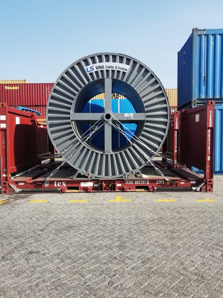 Reel kabel baja di atas flat rack kontainer