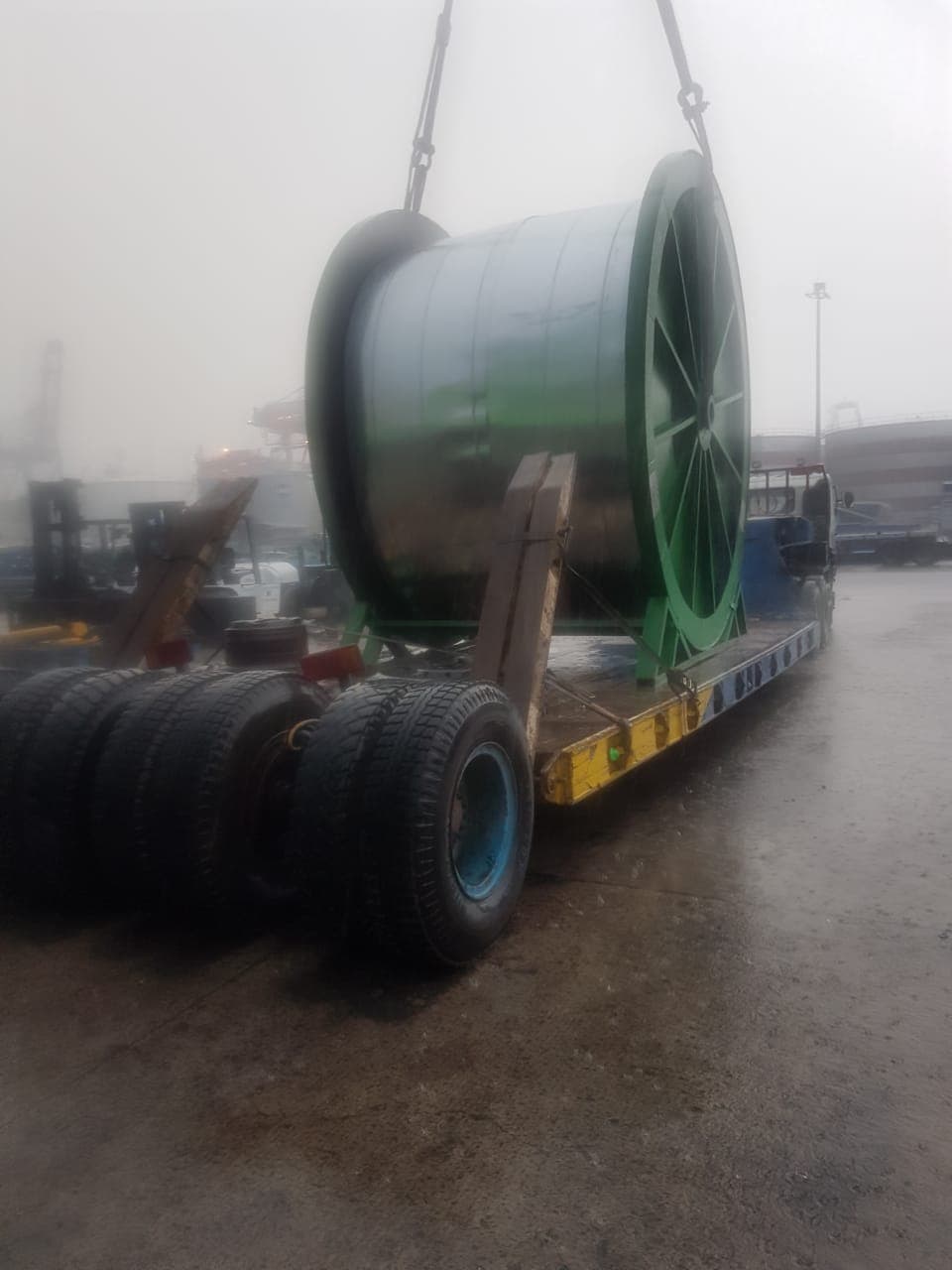 Drum kabel besar di atas trailer saat cuaca berkabut