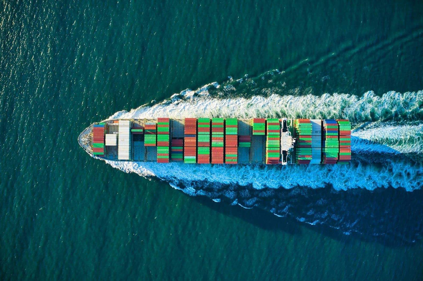 Kontainer kargo di area pelabuhan dengan truk